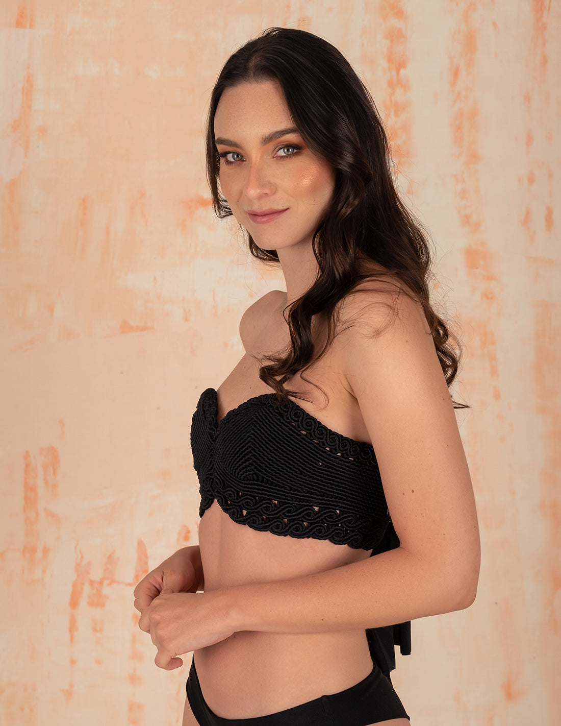 Lovar Croptop Black. Croptop With Hand Woven Macramé In Black. Entreaguas