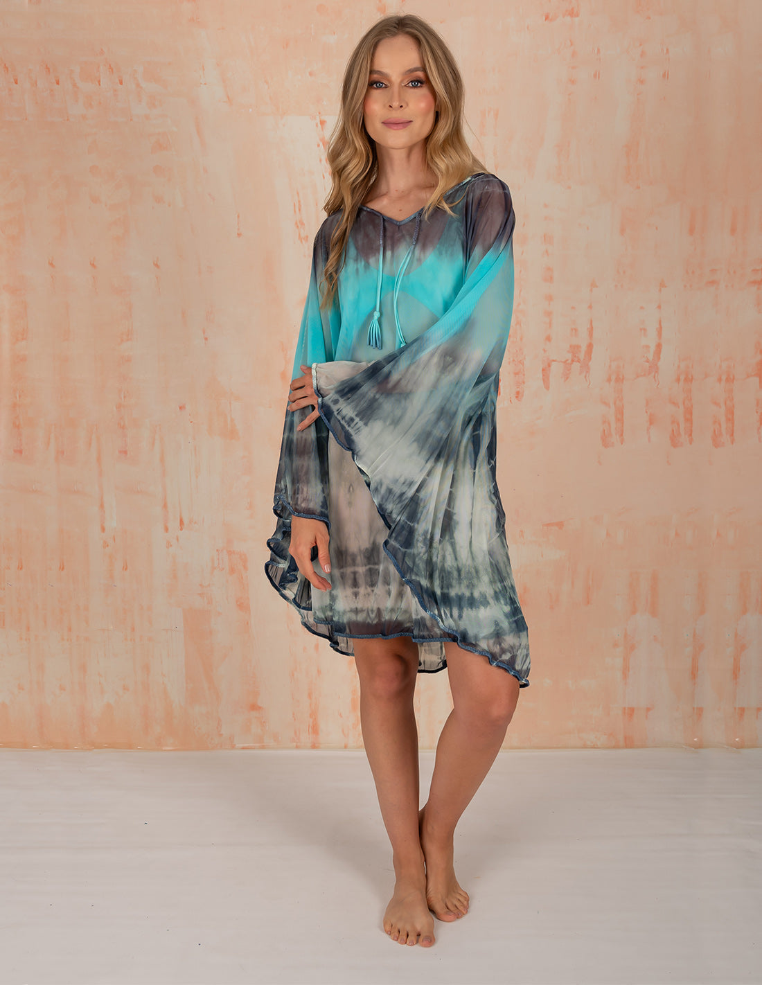 Lentic Kimono Iris Mix. Hand-Dyed Kimono With Hand Woven Macramé In Iris Mix. Entreaguas