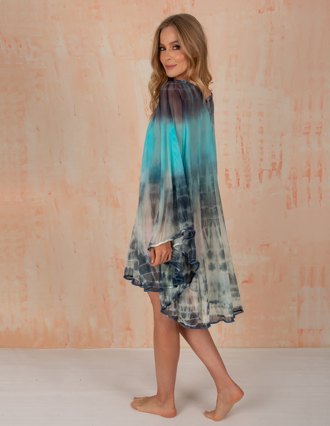 Lentic Kimono Iris Mix. Hand-Dyed Kimono With Hand Woven Macramé In Iris Mix. Entreaguas