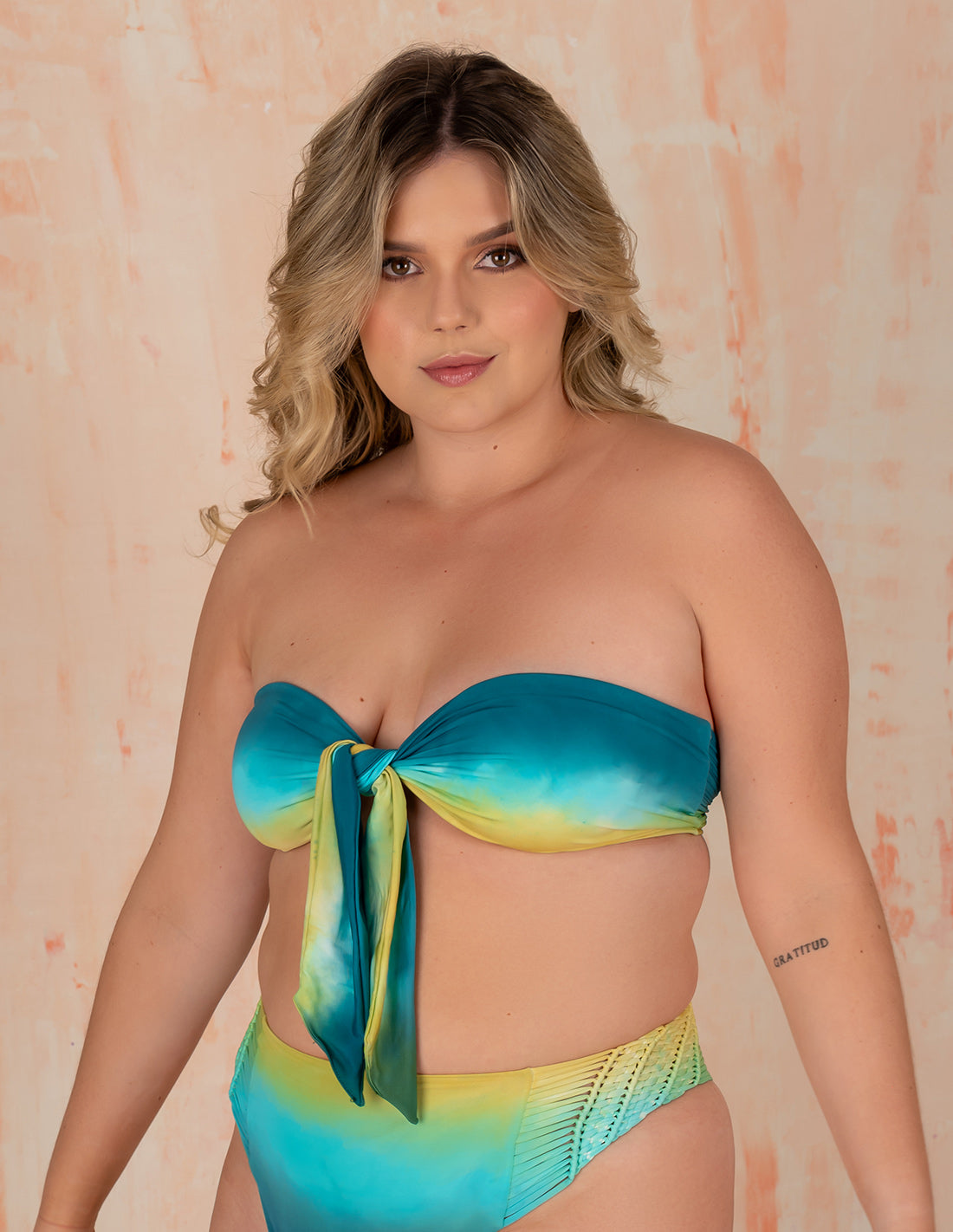 Iris Top Lima + Turquoise + Green Algea. Hand-Dyed Bikini Top With Hand Woven Macramé In Lima + Turquoise + Green Algea. Entreaguas