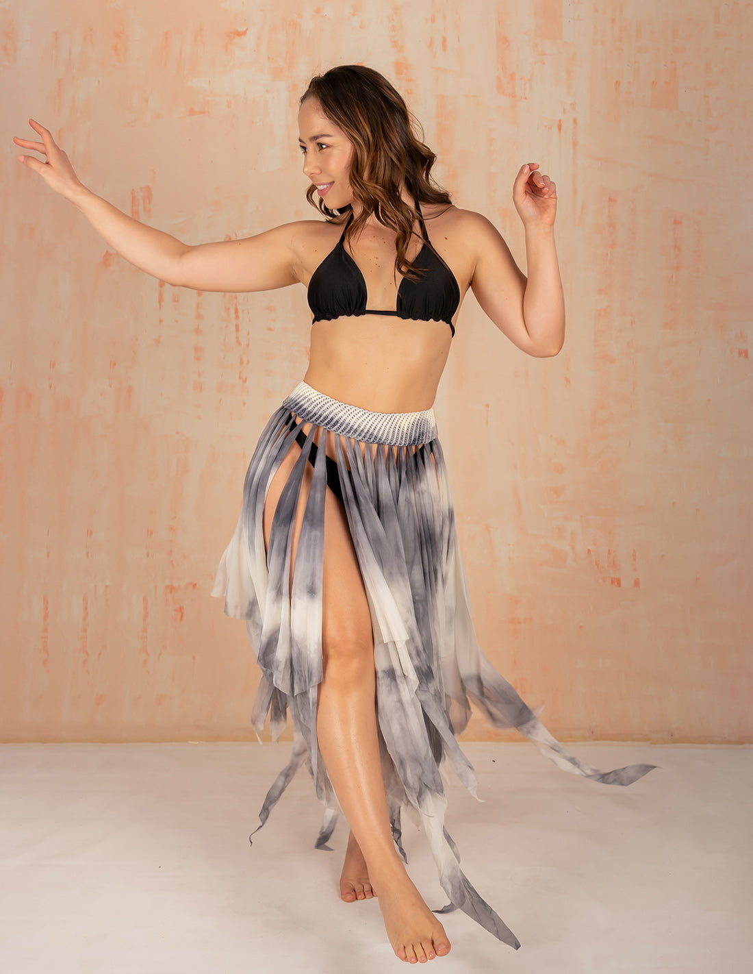 Remnant Skirt Spotted Light Gray. Hand-Dyed Skirt With Hand Woven Macramé In Spotted Light Gray. Entreaguas