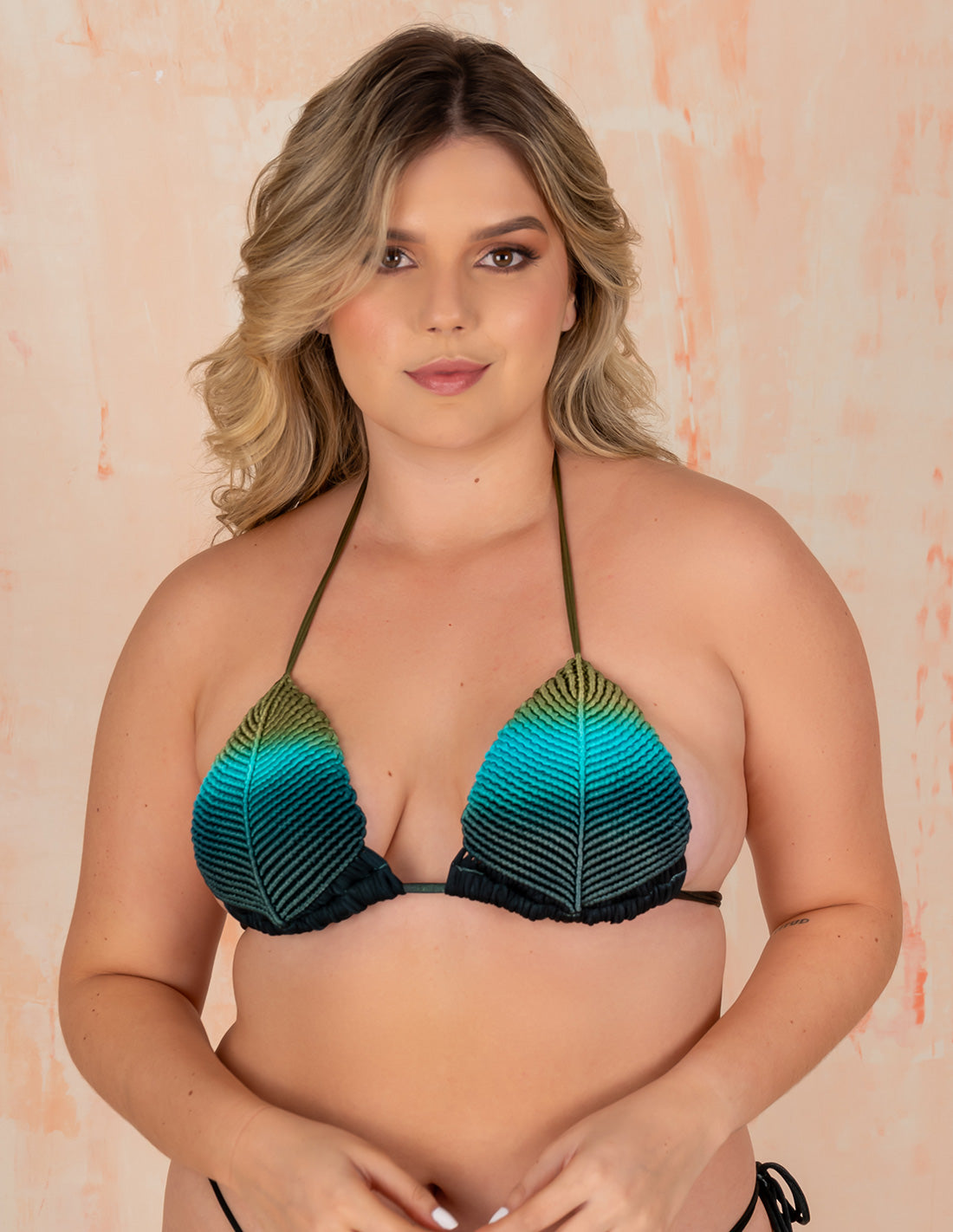 Shells Top Pistacho + Turquoise Green Algeaa. Hand-Dyed Bikini Top With Hand Woven Macramé In Pistacho + Turquoise Green Algeaa. Entreaguas