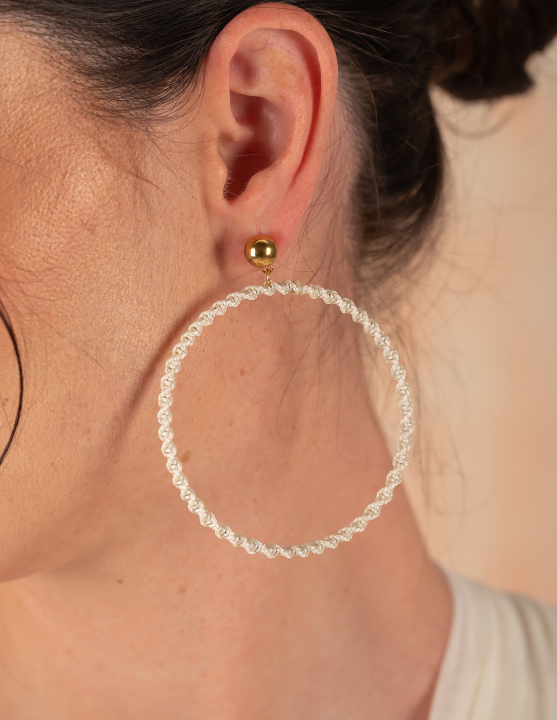 Gypsy Earring Ivory. Earring In Ivory. Entreaguas