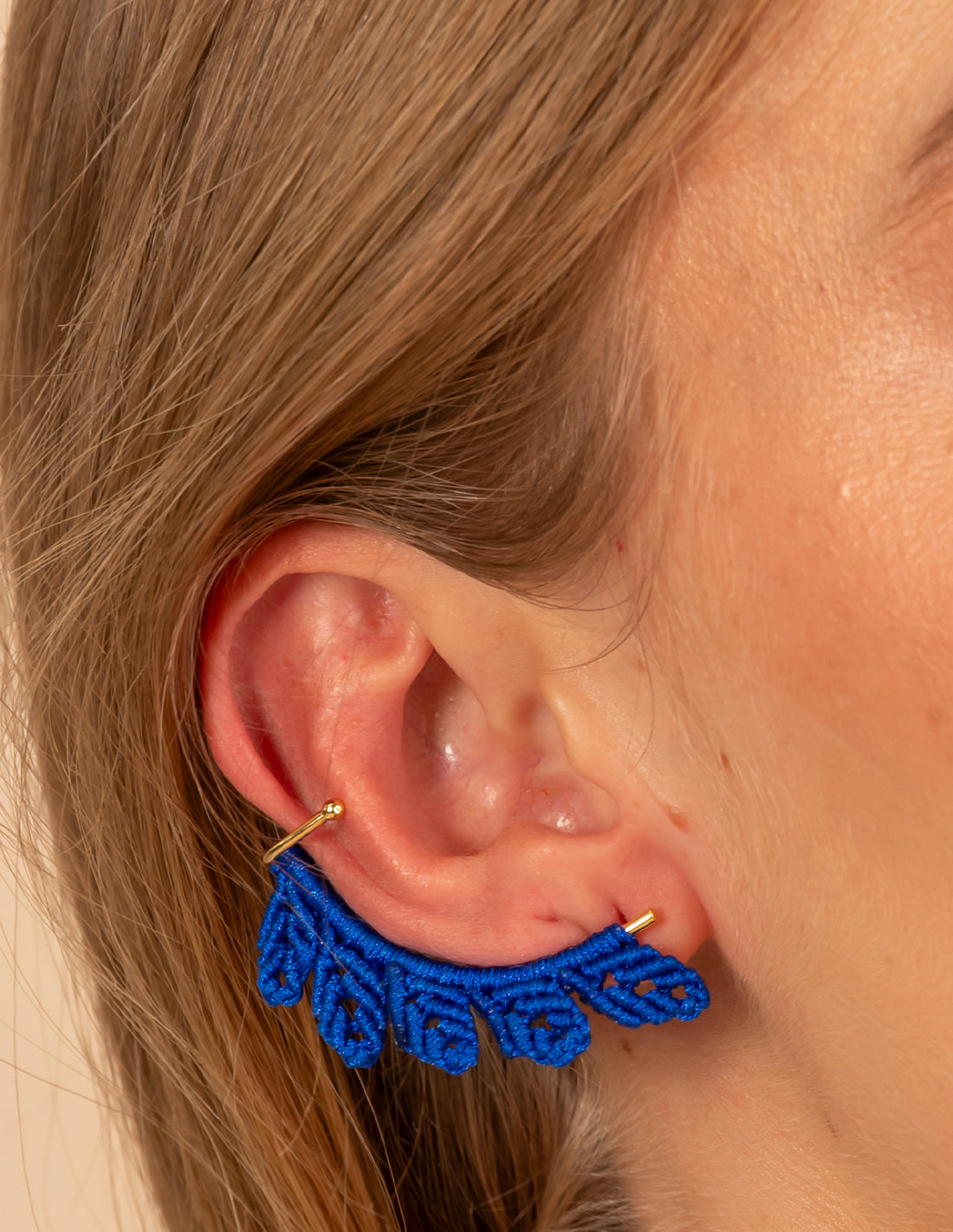 Regal Ear Cuff Blue King. Hand-Dyed Ear Cuff With Hand Woven Macramé In Blue King. Entreaguas