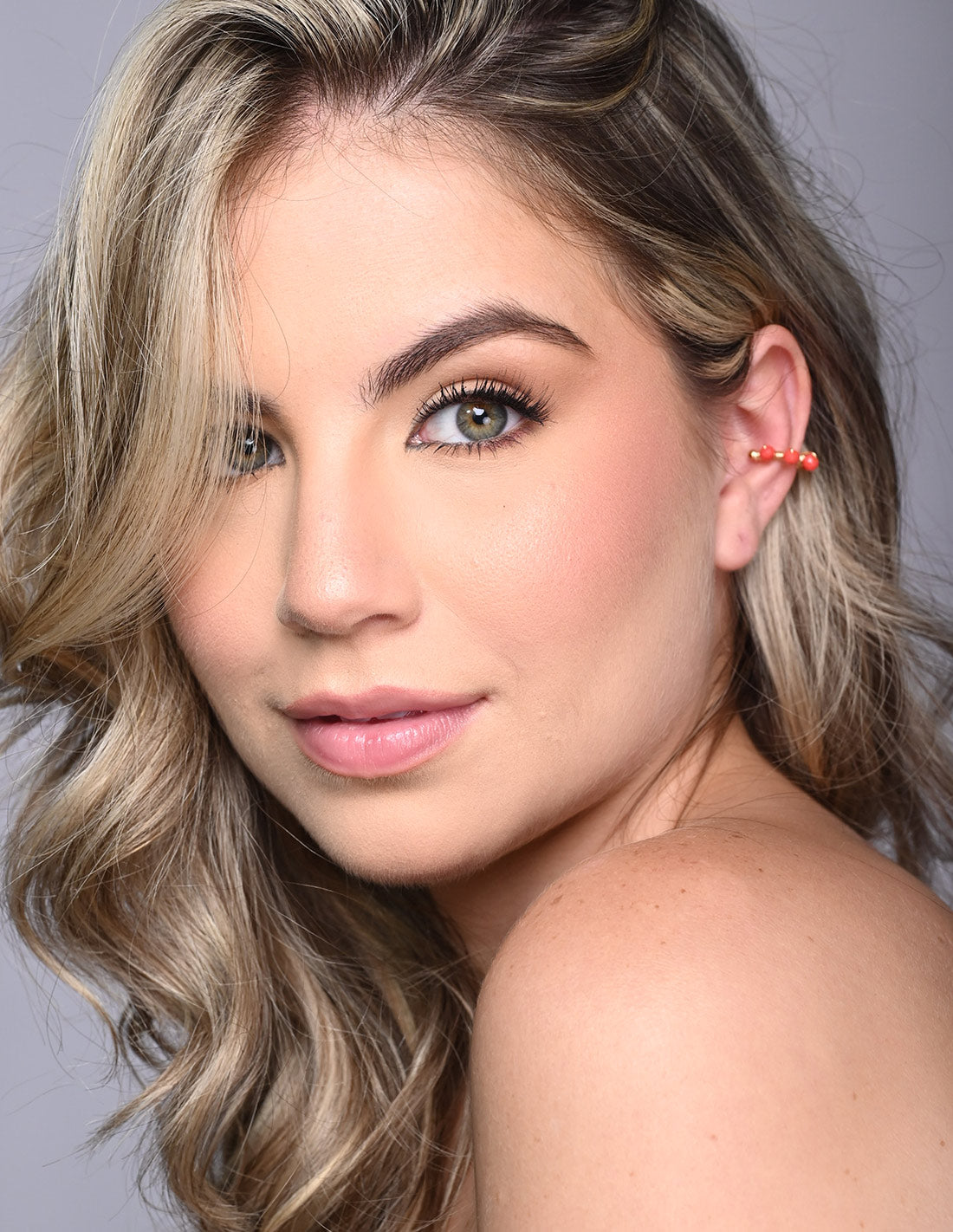 Jazmin Ear Cuff Coral. Ear Cuff In Coral. Entreaguas