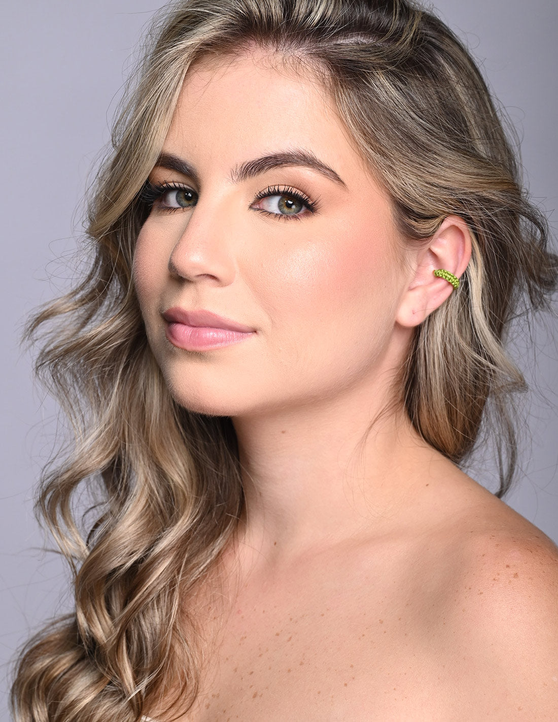 Luna Creciente Ear Cuff Lime Green. Ear Cuff In Lime Green. Entreaguas