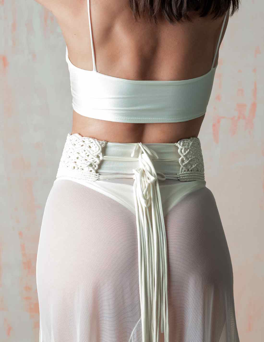 Duchesse Tail Ivory. Tail With Hand Woven Macramé In Ivory. Entreaguas