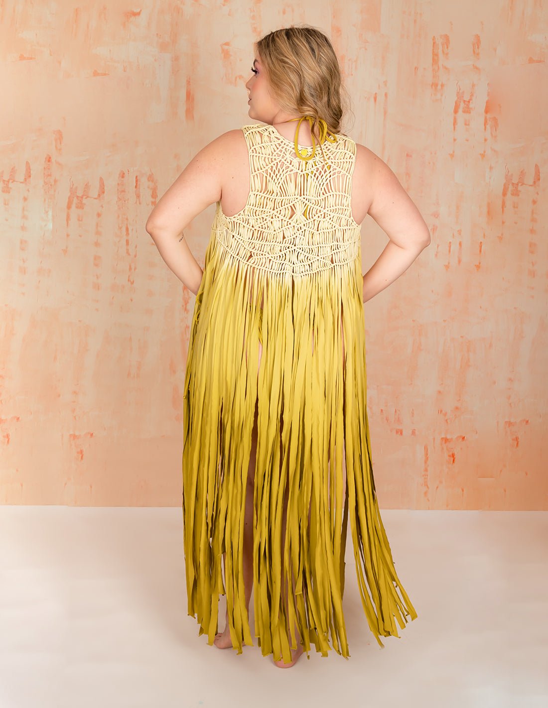 Element Vest Mind Olive. Hand-Dyed Beach Vest With Hand Woven Macramé In Mind Olive. Entreaguas