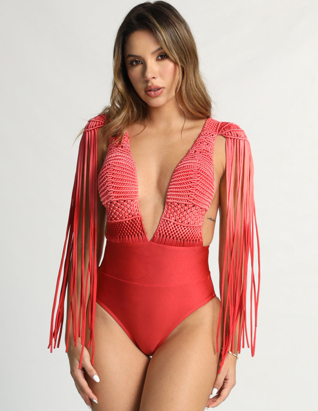 Pendente One-Piece Faded Tomatoe. Hand-Dyed One-Piece Swimsuit With Hand Woven Macramé In Faded Tomatoe. Entreaguas