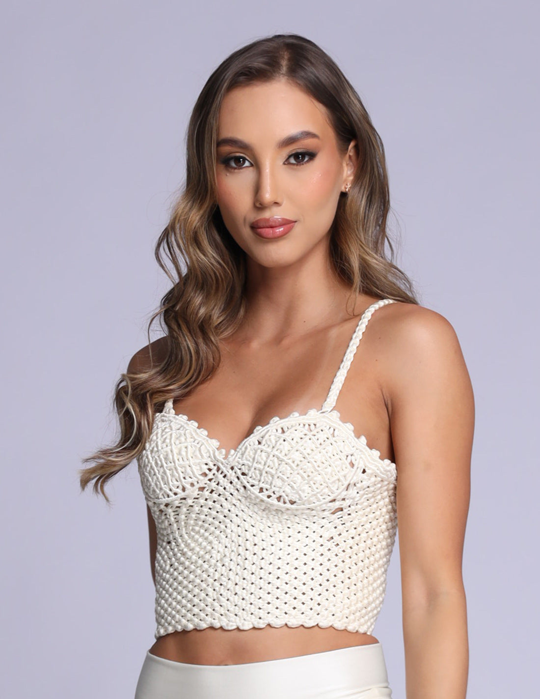 Corpiño Crop Top Ivory. Crop Top With Hand Woven Macramé In Ivory. Entreaguas