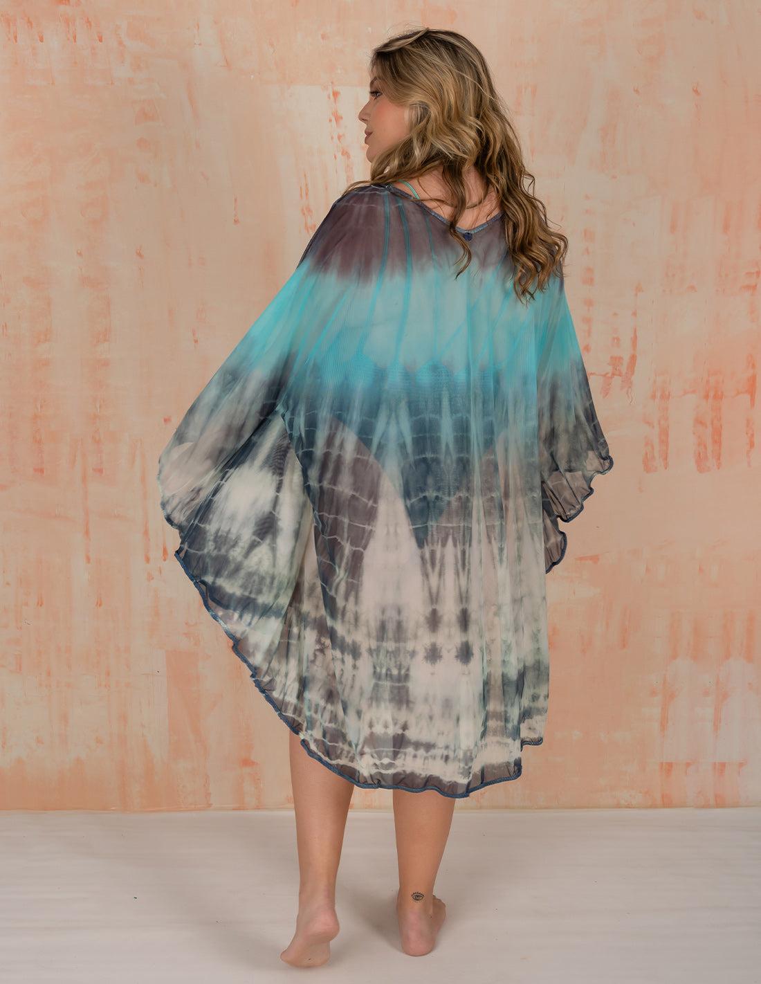 Lentic Kimono Iris Mix. Hand-Dyed Kimono With Hand Woven Macramé In Iris Mix. Entreaguas