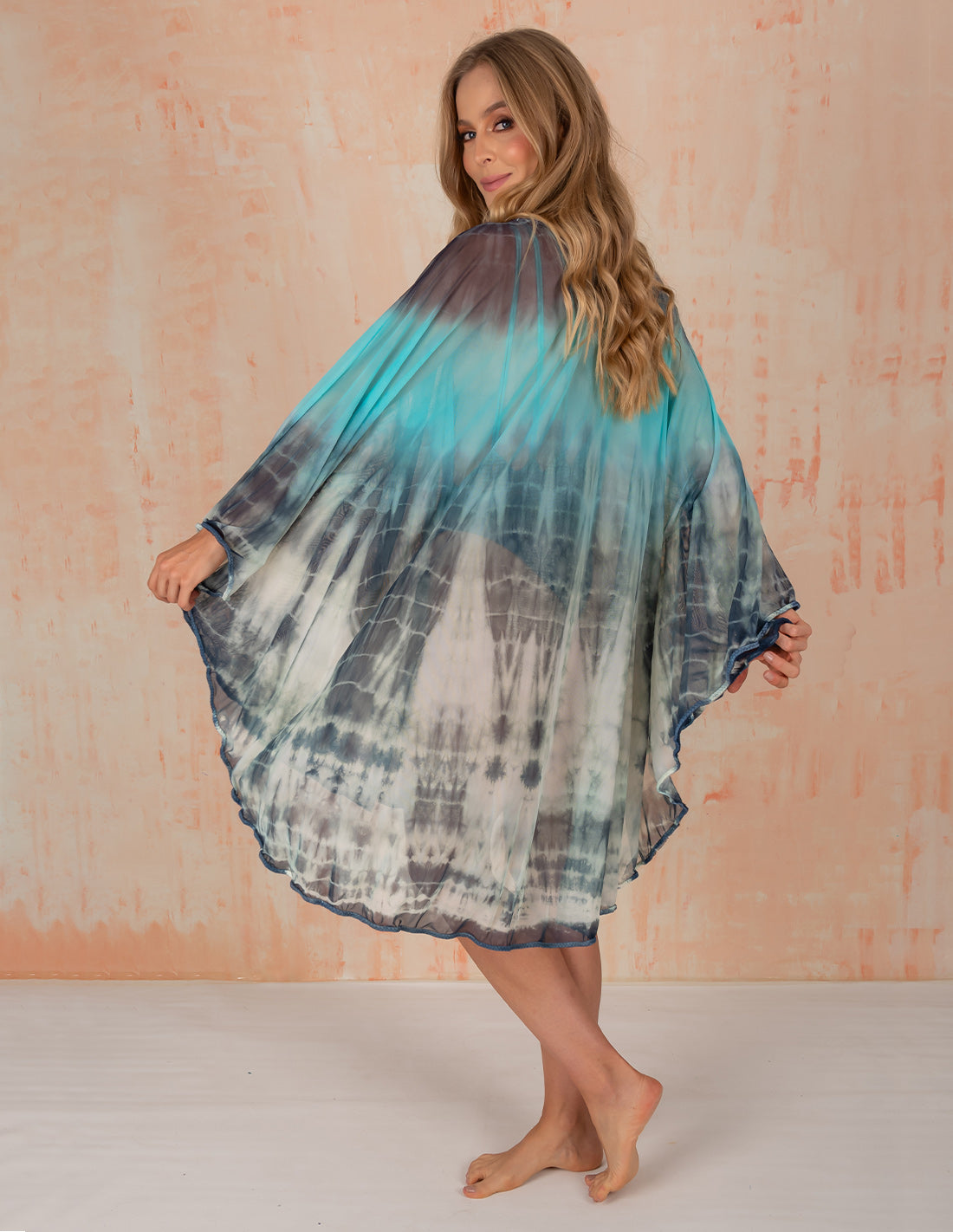 Lentic Kimono Iris Mix. Hand-Dyed Kimono With Hand Woven Macramé In Iris Mix. Entreaguas