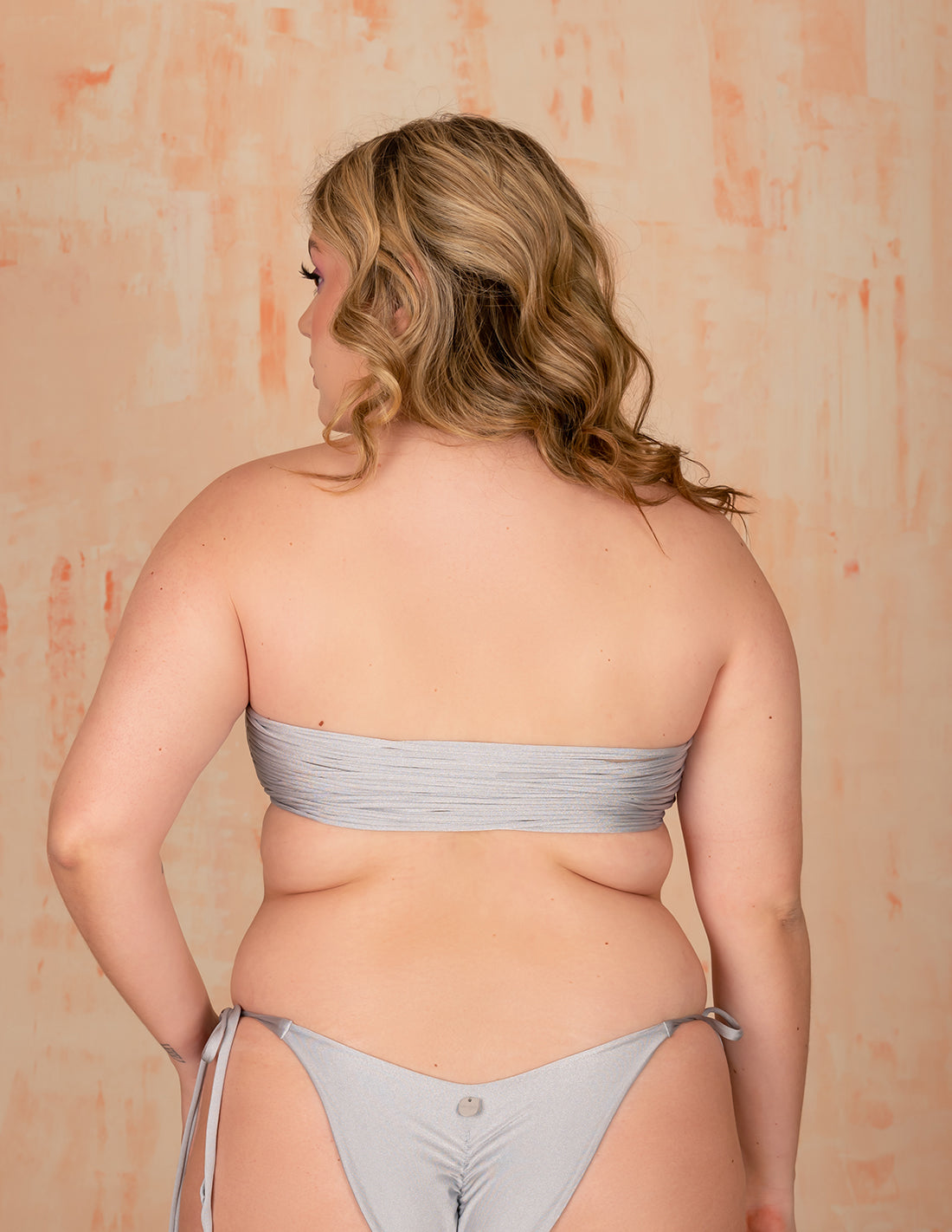 Mountain Top Silver. Hand-Dyed Bikini Top In Silver. Entreaguas