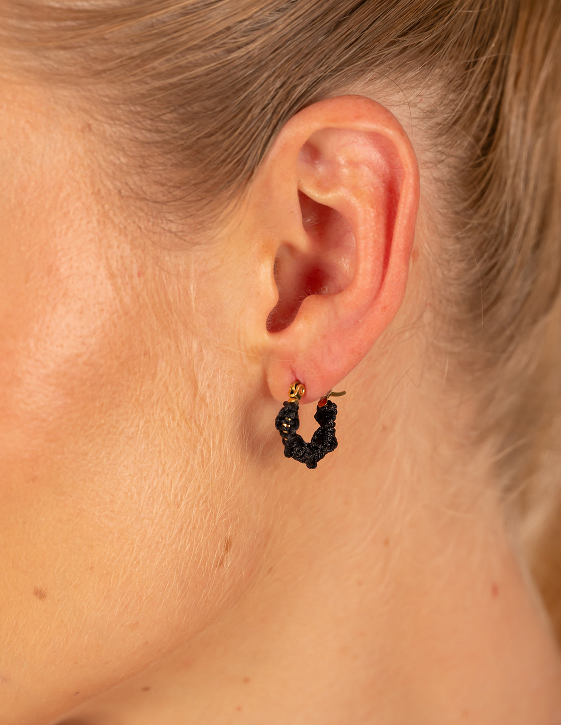 Melody Earring Black. Hand-Dyed Earring With Hand Woven Macramé In Black. Entreaguas