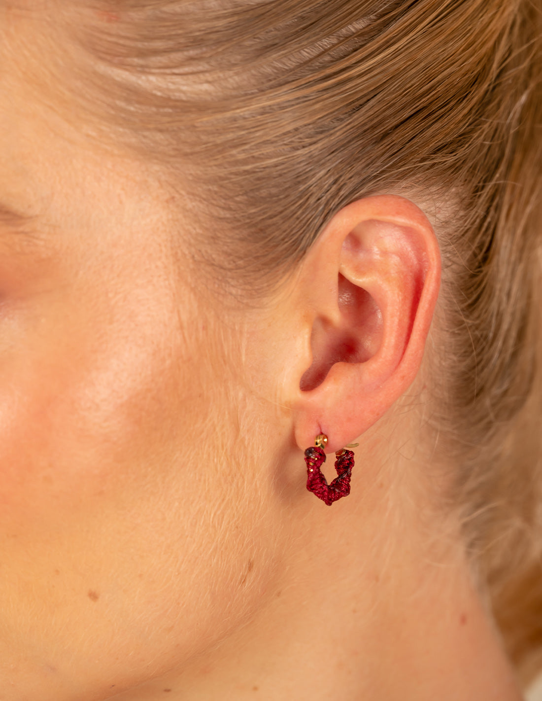 Melody Earring Red Wine. Hand-Dyed Earring With Hand Woven Macramé In Red Wine. Entreaguas