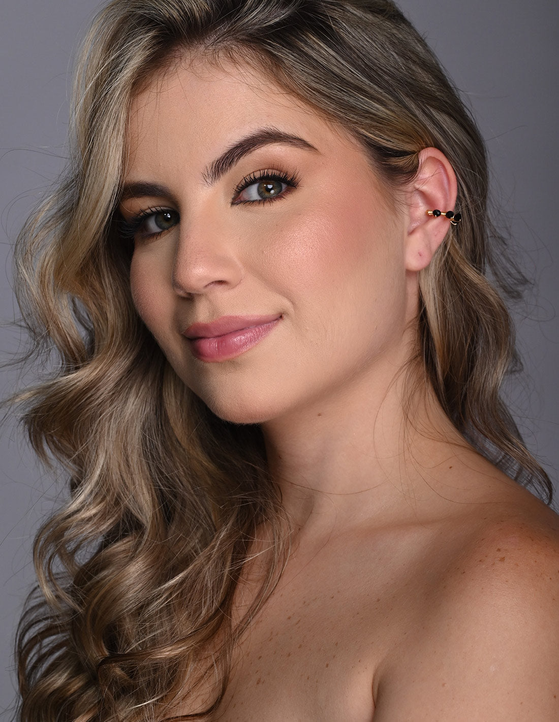 Jazmin Ear Cuff Black. Ear Cuff In Black. Entreaguas