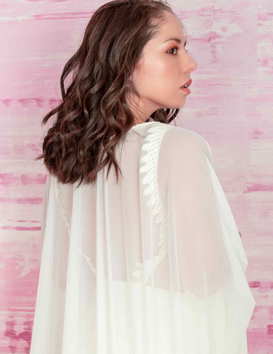 Festival Cape Ivory. Cape With Hand Woven Macramé In Ivory. Entreaguas